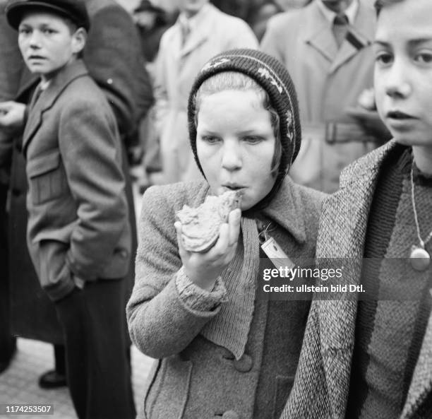 Mädchen beim Butterbrot essen, Payerne 1946