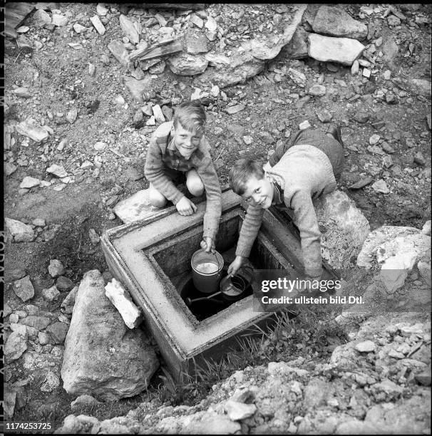 Brigerbad, Jungen holen Wasser an Thermalquelle; 1957