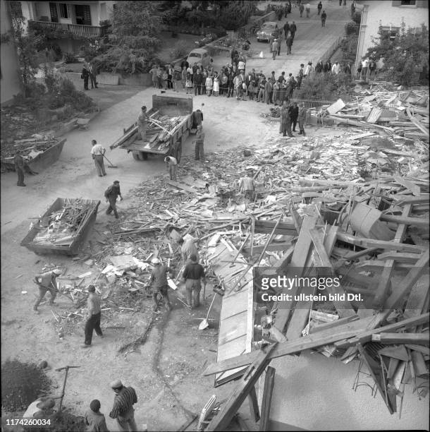 Aufräumen der Verwüstung nach Gasexplosion in Neukirch 1962