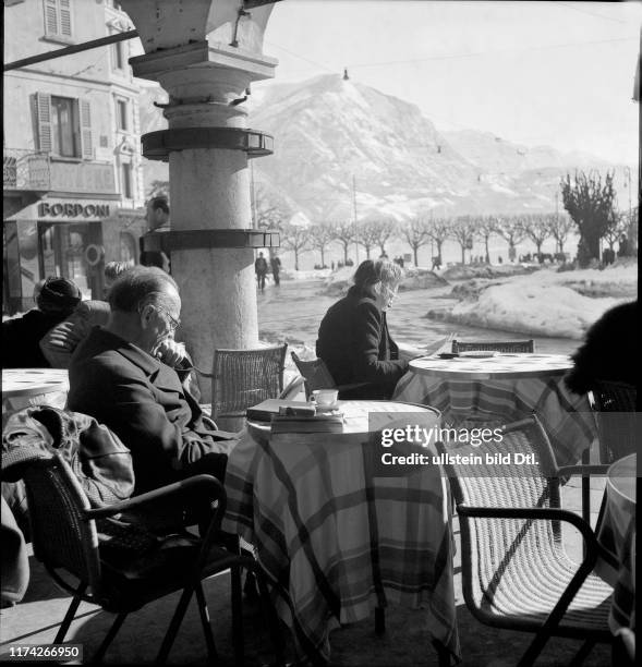 Menschen im Strassencafé, Lugano im Winter 1947