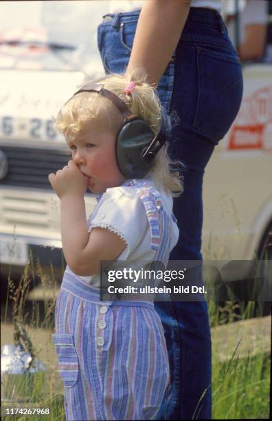 Mädchen mit Kopfhörer beim Daumen-Lutschen 1983