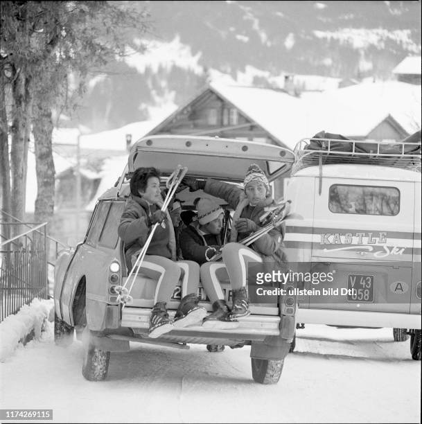 Skifahrerinnen in Kofferraum#Skiers in a car boot, trunk