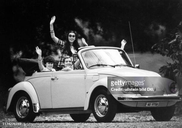 Frauen in VW Käfer Cabriolet, Schweiz um 1970