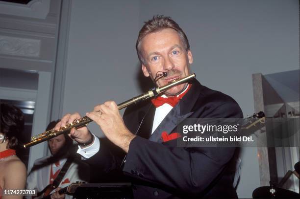 Pepe Lienhard spielt Querflöte, 1996