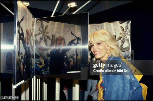 Amanda Lear an der Salvador Dali-Ausstellung 1989