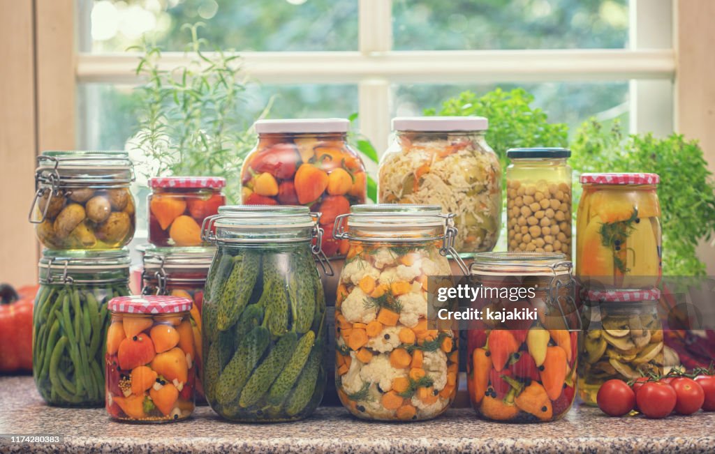 瓶の中の有機野菜の漬け物