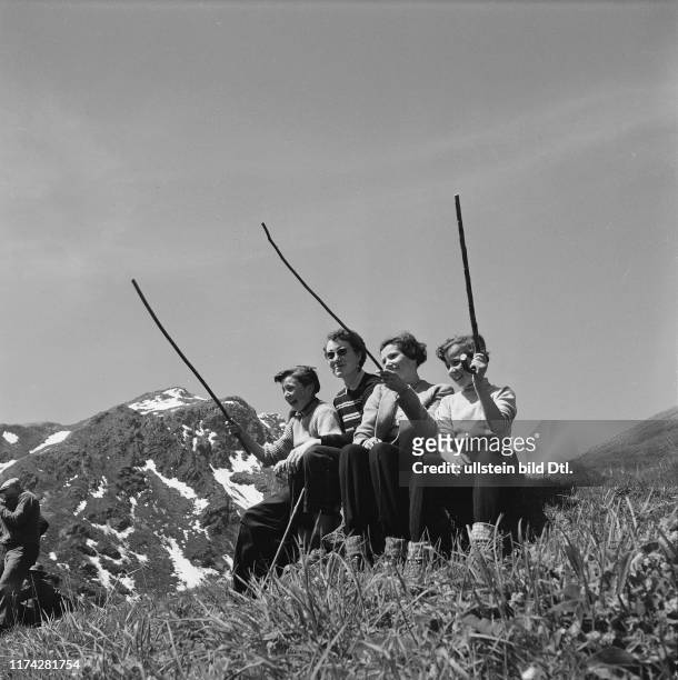 Bauernfamilie mit Treib-Stöcken, 1955