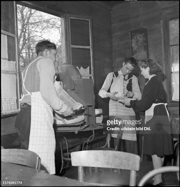 Raclette-Essen am St. Barbara-Tag im Wallis, 1944