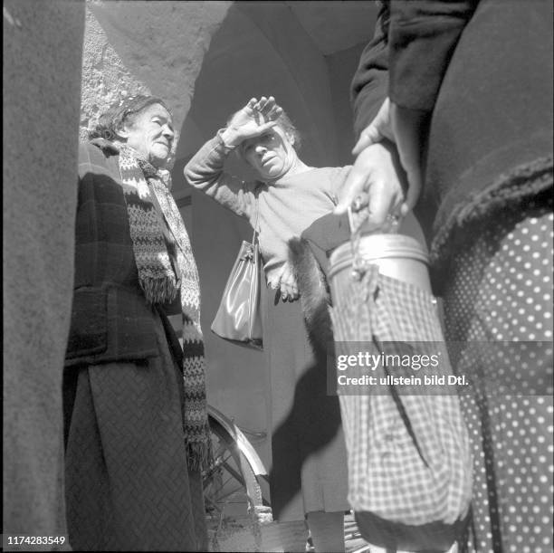 Alte Frauen im Gespräch, Ascona 1955