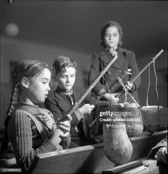 Kinder basteln Kürbis-Laternen für Schulsilvester 1945