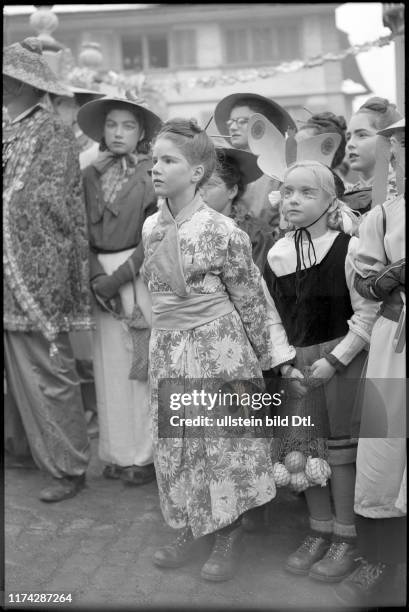Mädchen als Japanerinnen verkleidet an der Fasnacht in Schwyz 1947