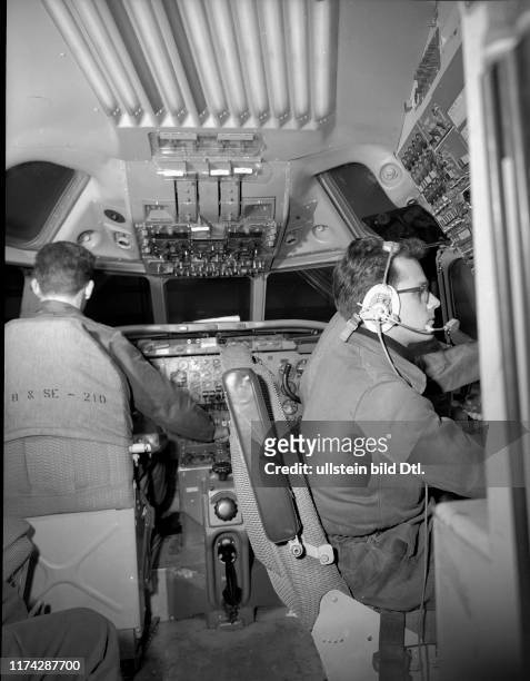 Flugzeugmechaniker in Cockpit von DC 8, Kloten 1960