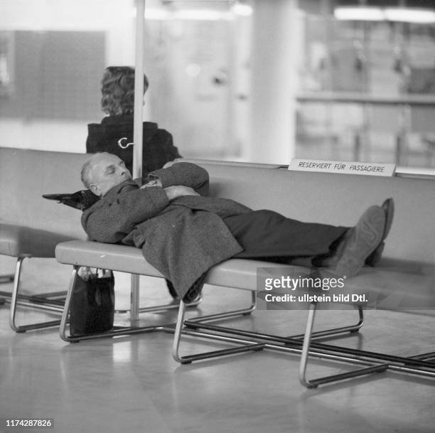 Schlafender Flugpassagier im Flughafen Kloten 1965