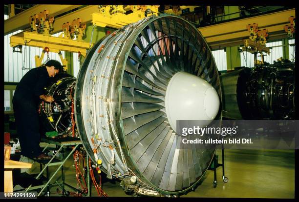 Flugzeugmechaniker revidiert Triebwerk; Turbine 1985