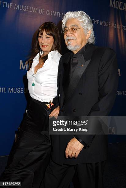 Anjelica Huston and Robert Graham during The Museum Of Contemporary Art Celebrates 25th Anniversary - Arrivals at MOCA at the Geffen Contemporary in...