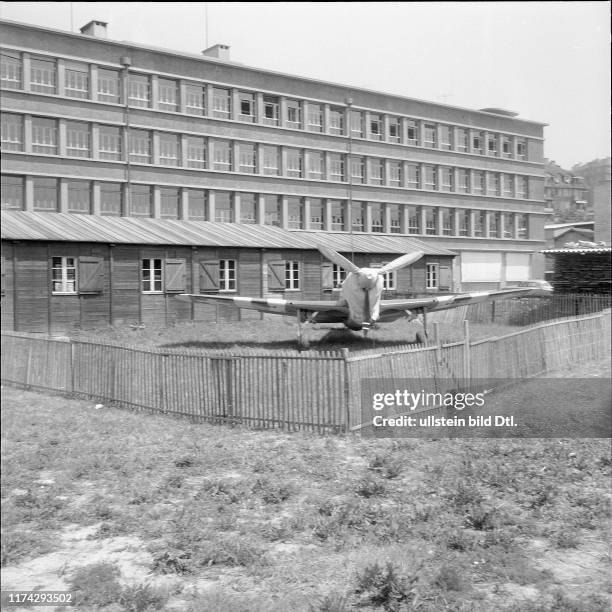 Altes Jagdflugzeug als Geschenk für Gewerbeschule Lausanne 1959