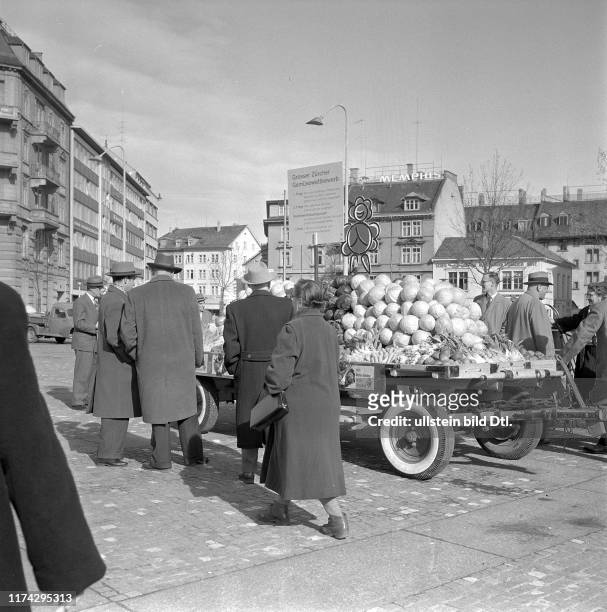 Menschen beim Einkaufen von Gemüse, 1958