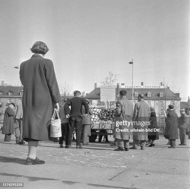 Menschen beim Einkaufen von Gemüse, 1958