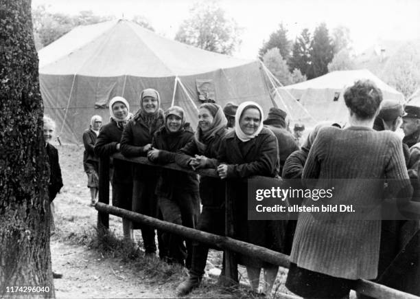 Flüchtlings-Frauen aus der Ukraine in Quarantäne-Lager in der Schweiz um 1945