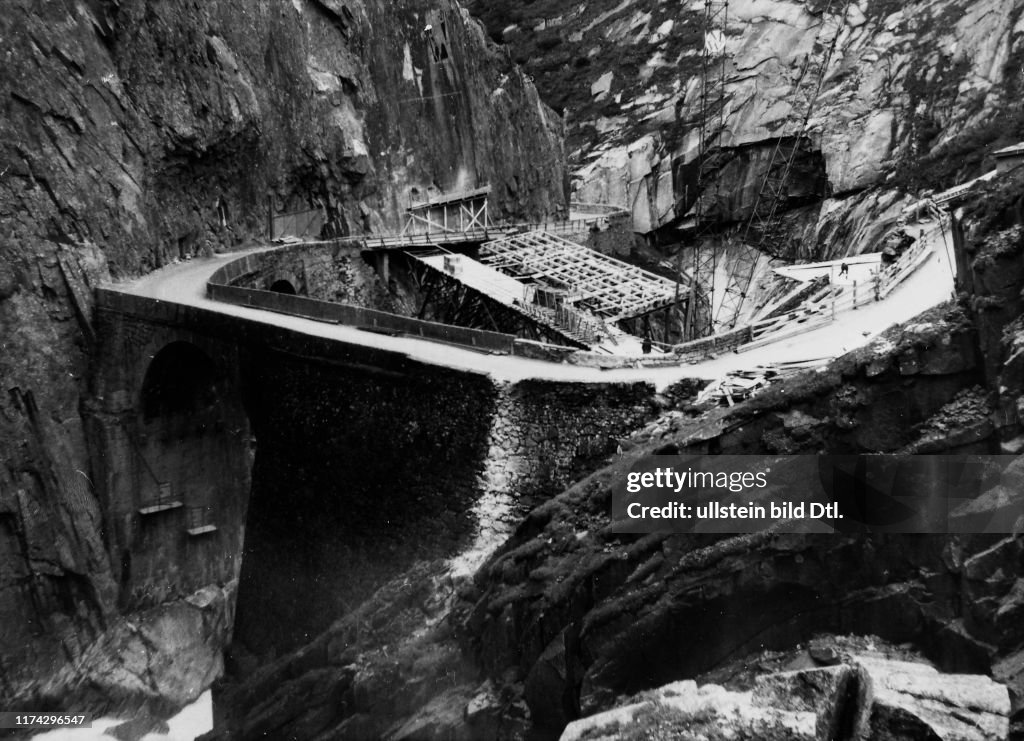 Bau der neuen Teufelsbrücke; 1955 News Photo - Getty Images