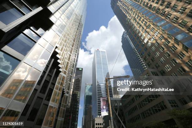 bay street, dans le quartier financier de toronto, canada - bay street photos et images de collection