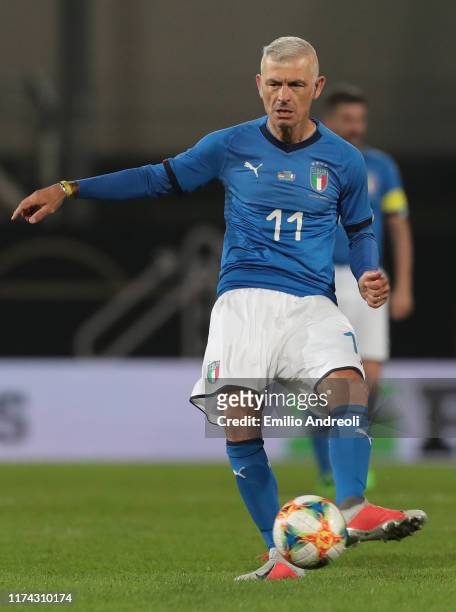 Fabrizio Ravanelli of Azzurri Legends in action during the friendly match between DFB-All-Stars and Azzurri Legends at Sportpark Ronhof Thomas Sommer...