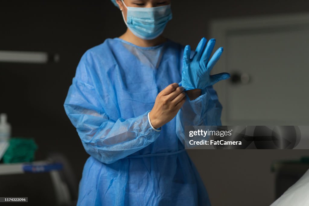 Il chirurgo femminile si prepara per l'operazione medica