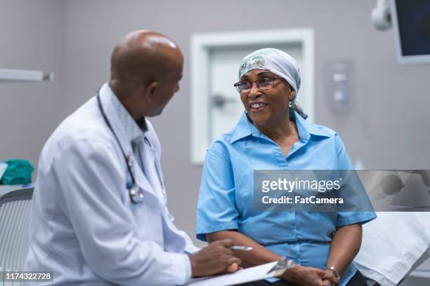 zwarte vrouw met kanker in medische consultatie - straling stockfoto's en -beelden