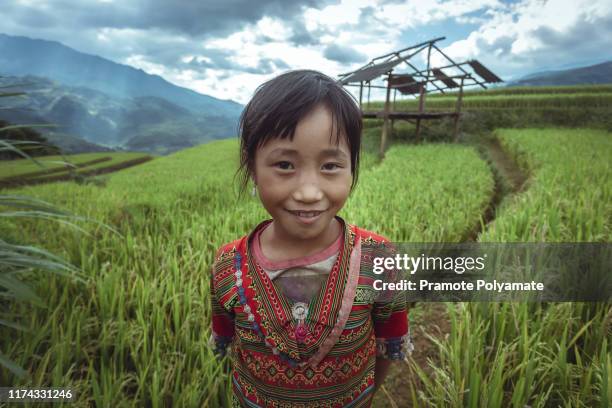 [ the smile of a poor child ] smiling faces, young children smiling and happy from rural part of vietnam - hmong stockfoto's en -beelden