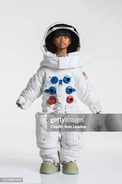 girl wearing space suit - astronaut kid stockfoto's en -beelden