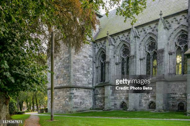 norwegen - stavanger - innenstadt - kathedrale - keine menschen - brick cathedral stock-fotos und bilder