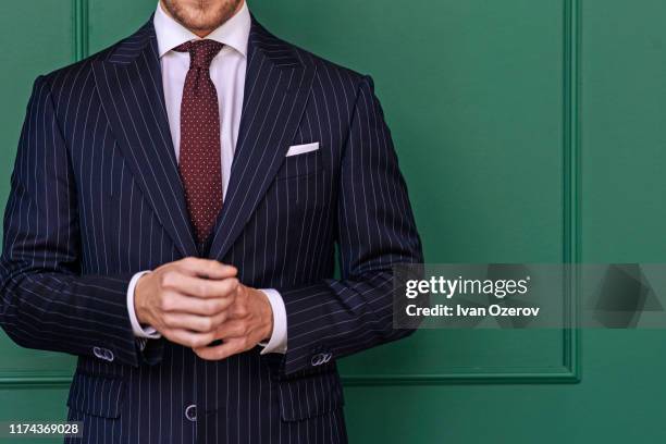 man wearing pinstripe blazer with spotted tie - à fines rayures photos et images de collection