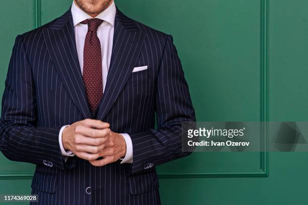 man wearing pinstripe blazer with spotted tie - striped jacket - fotografias e filmes do acervo