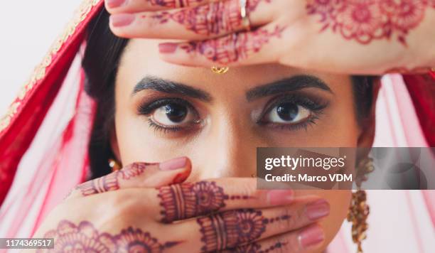 traditie is een mooi ding - beautiful east indian women stockfoto's en -beelden