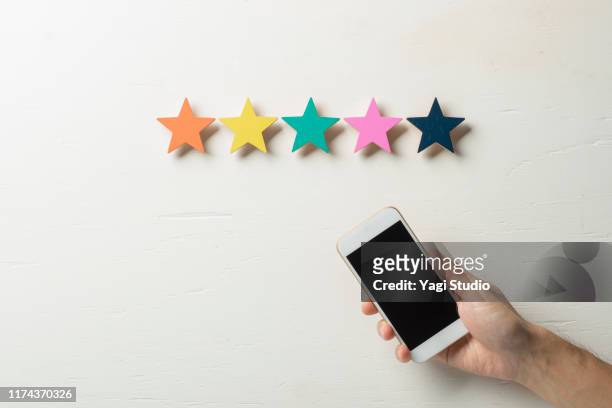 wooden five star shape with smart phone. - celebrity connected stockfoto's en -beelden