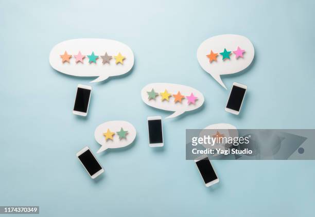 wooden five star shape with chat bubble and smart phone. - celebrity connected stockfoto's en -beelden