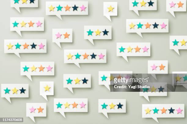 wooden five star shape with chat bubble - bewertung stock-fotos und bilder