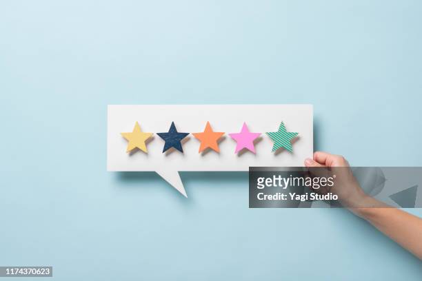 wooden five star shape with chat bubble - tevreden stockfoto's en -beelden
