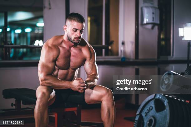 muscular man in gym - bench dedication stock pictures, royalty-free photos & images