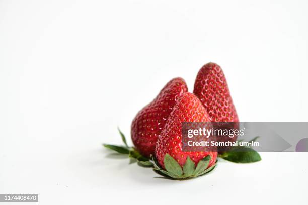 strawberry - um único objeto fotografías e imágenes de stock