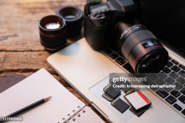 digital photography workstation, laptop computer and display. - digitale spiegelreflexcamera stockfoto's en -beelden