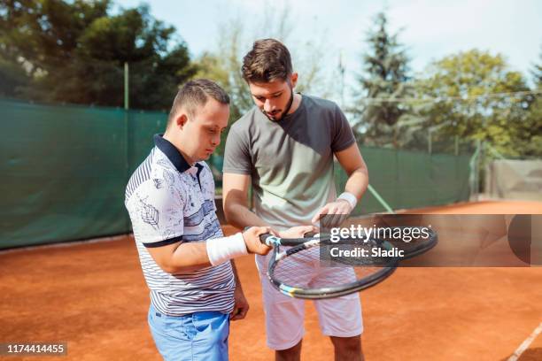 montrez-moi comment jouer - tennis coaching photos et images de collection