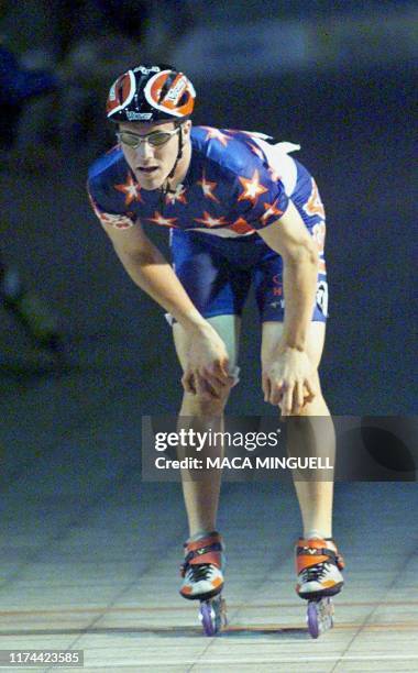 Chad Hadrick of the US skates in the 1000m men's test during the the World-Wide Speed Skating Championships 02 October 1999 in Santiago, Chile. AFP...