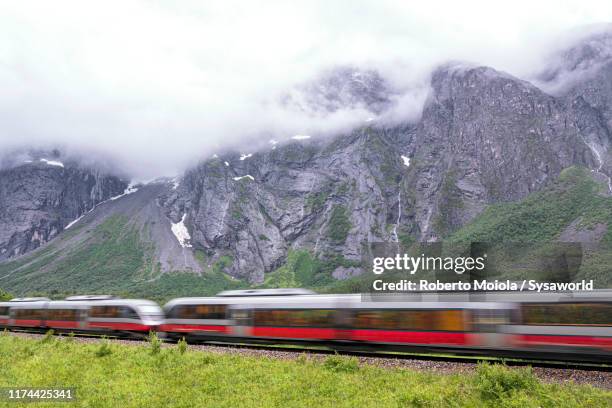 rauma train through romsdalen valley, andalsnes, norway - romsdal in norway stockfoto's en -beelden