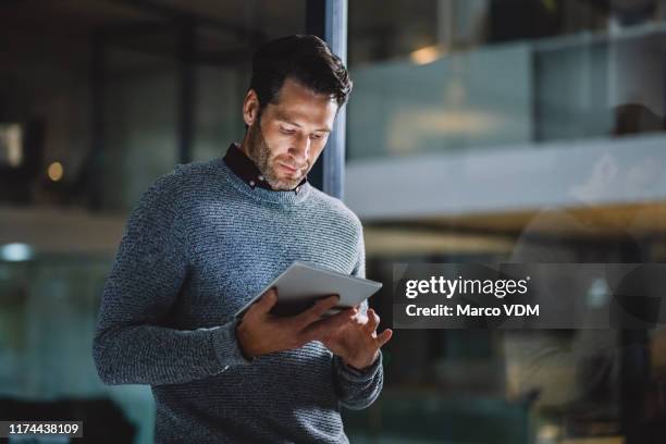 das internet ist eine offene informationsquelle - tablet pc stock-fotos und bilder