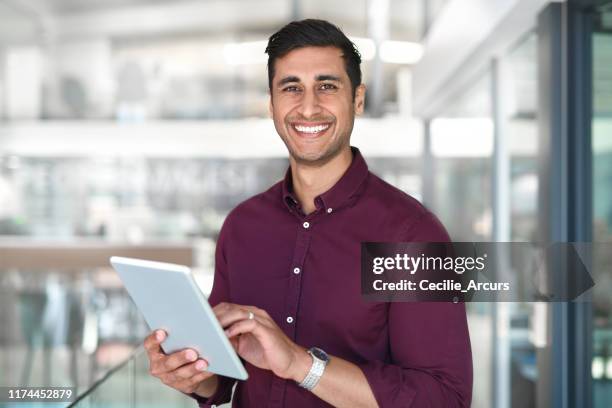hago todo mi trabajo en este dispositivo - pueblos del sur de asia fotografías e imágenes de stock