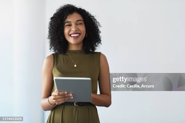 geschäft in der modernen welt ist ein kinderspiel - woman smiling using digital tablet stock-fotos und bilder