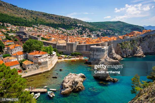 old walled city of dubrovnik and the adriatic sea, croatia - dubrovnik fotografías e imágenes de stock