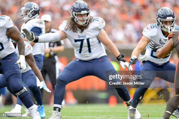 Offensive tackle Dennis Kelly of the Tennessee Titans blocks during the second half against the Cleveland Browns at FirstEnergy Stadium on September...