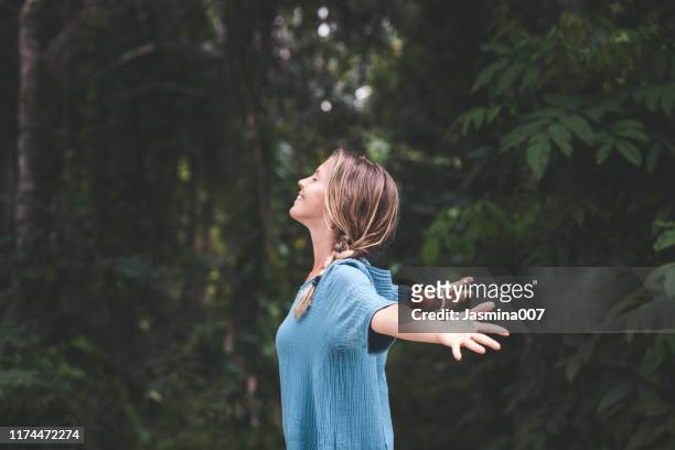 conexión con la naturaleza - una sola mujer fotografías e imágenes de stock